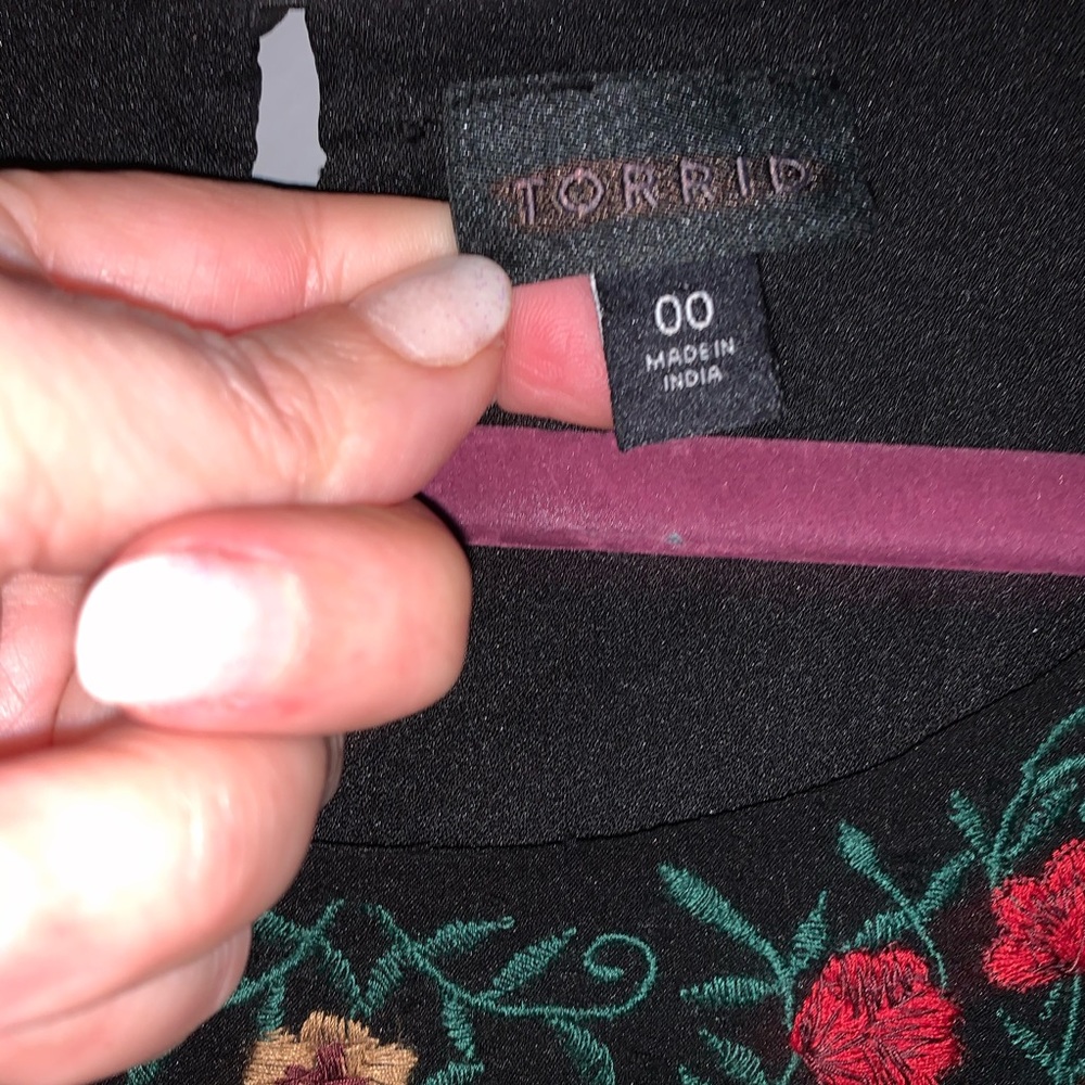 Torrid black top with embroidery - Picture 4 of 8